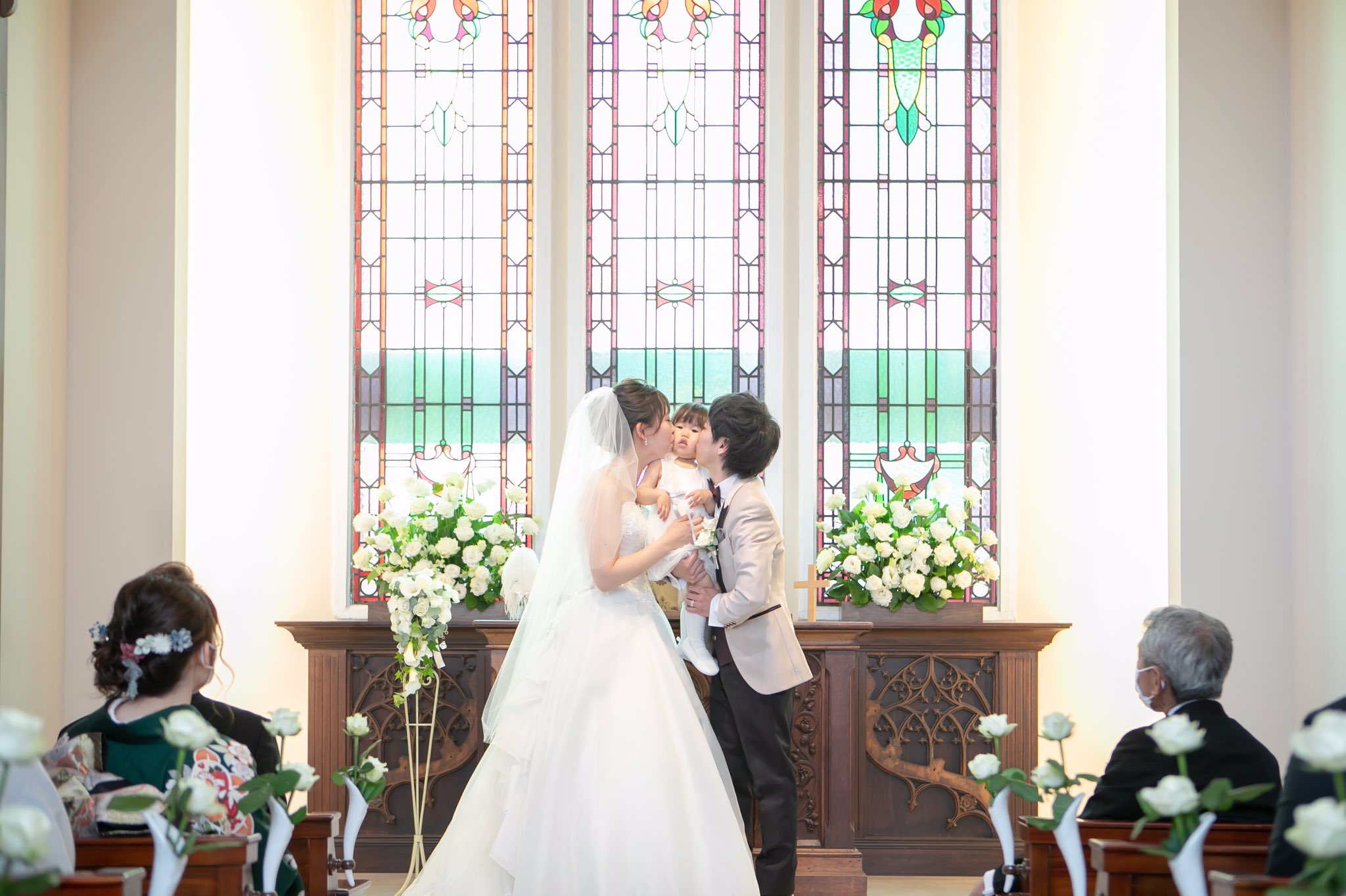 多治見の結婚式場 川地家 誓いのキス お子様の頬にお二人からのキス 3人での誓いのキスは とっても可愛らしく 思わず皆さまも笑顔が溢れる温かいシーンとなりました 多治見 結婚式 ウェディング プレ花嫁 岐阜花嫁 ゲストハウス 和