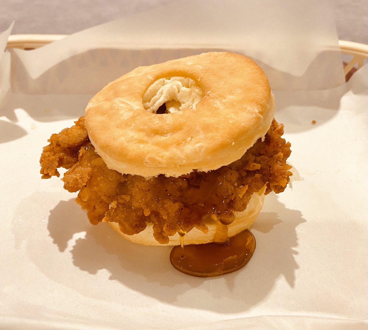 ケンタッキーのビスケットの間に骨なしチキンを挟んでメープルシロップをかけて食べる というレシピがあまりに天国かつ地獄だった Togetter
