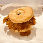 メープルシロップが相性抜群!ケンタッキーのビスケットの間に骨なしチキンを挟むと絶品!