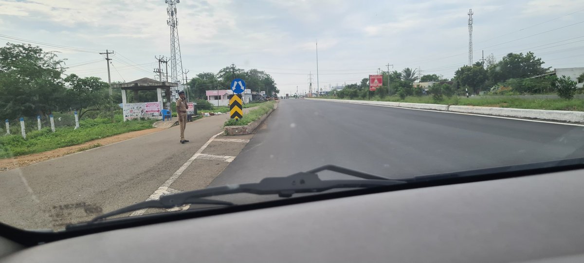 packiarajan's tweet photo. பெண் காவலர்களை சாலை ஓர பாதுகாப்பிற்கு நிறுத்தமாட்டோம் என்று அறிவித்துவிட்டு முதல்வர் மதுரையிலிருந்து கன்னியாகுமரி பயணிக்கும் வழி நெடுகிலும் பெண் காவலர்களை நிறுத்தி வைத்திருக்கிறார்கள்.

சொல்வதையே செய்வதில்லை.. இதில் சொல்லாததையும் செய்வார்களாம்.. https://t.co/YPXKKCr2Xq