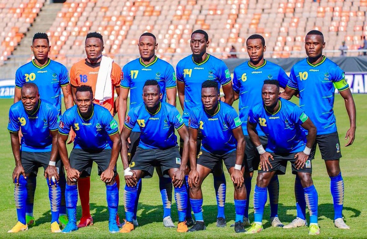 SokaPlace's tweet photo. ✍️#Dicksonjob
Ni hisia nzuri isiyozoeleka pale unapopata nafasi ya kuvaa jezi ya timu ya taifa na kuiwakilisha nchi . Kila hatua ni nafasi nzuri ya kujifunza na kufanya vizuri zaidi mbeleni . Asante kwa Watanzania kwa kuwa na sisi bega kwa bega siku zote !! Bright Future Ahead 🙏🏼 https://t.co/I2ezLSOwfL