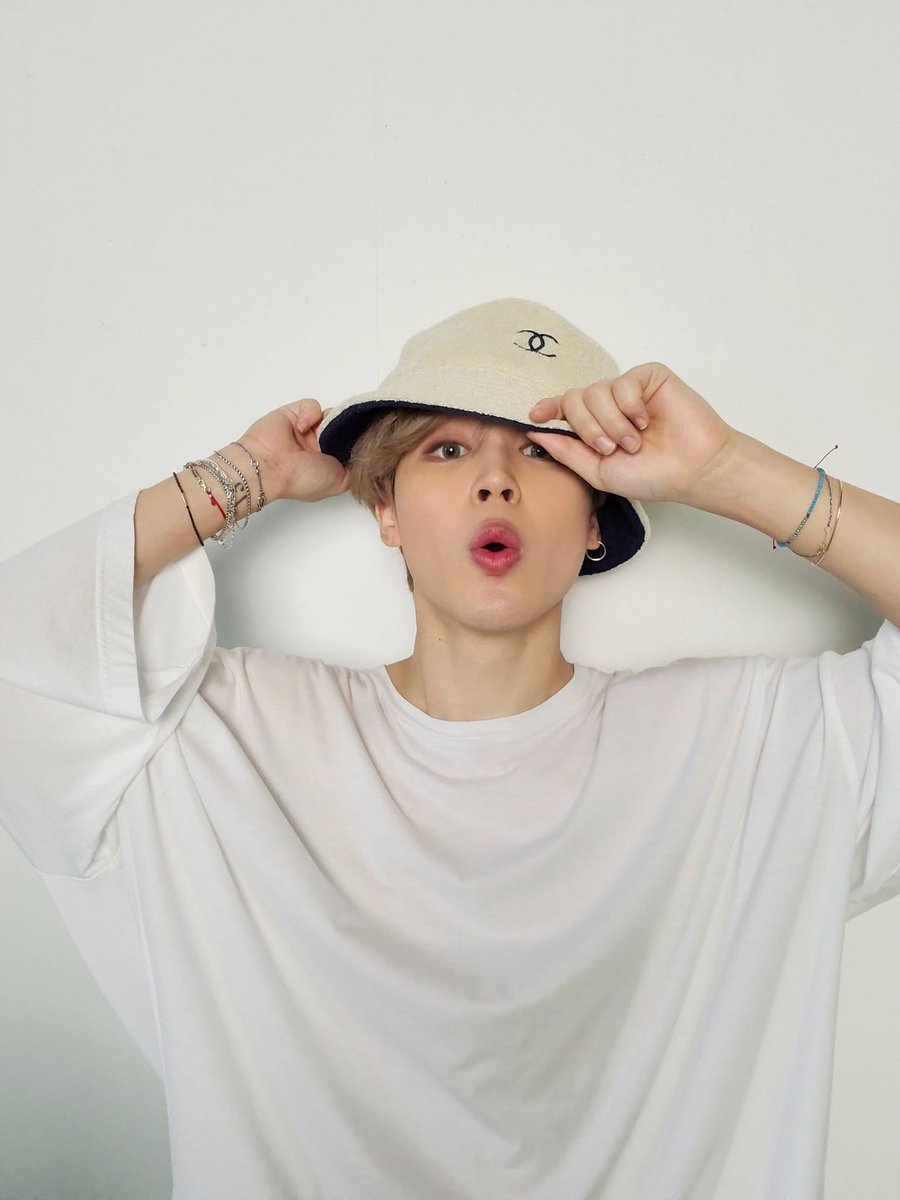 dianampq14's tweet photo. "Tu idol es el reflejo del hombre que quieres en tu vida pero sabes que nunca tendrás, por eso te enamoras perdidamente de ellos sin miedo a ser lastimada, siendo así uno de los amores más puros, sin prejuicios, sin esperar nada a cambio, sincero, pero el más inalcanzable"💜💙❤️ https://t.co/RerJK0FgYg