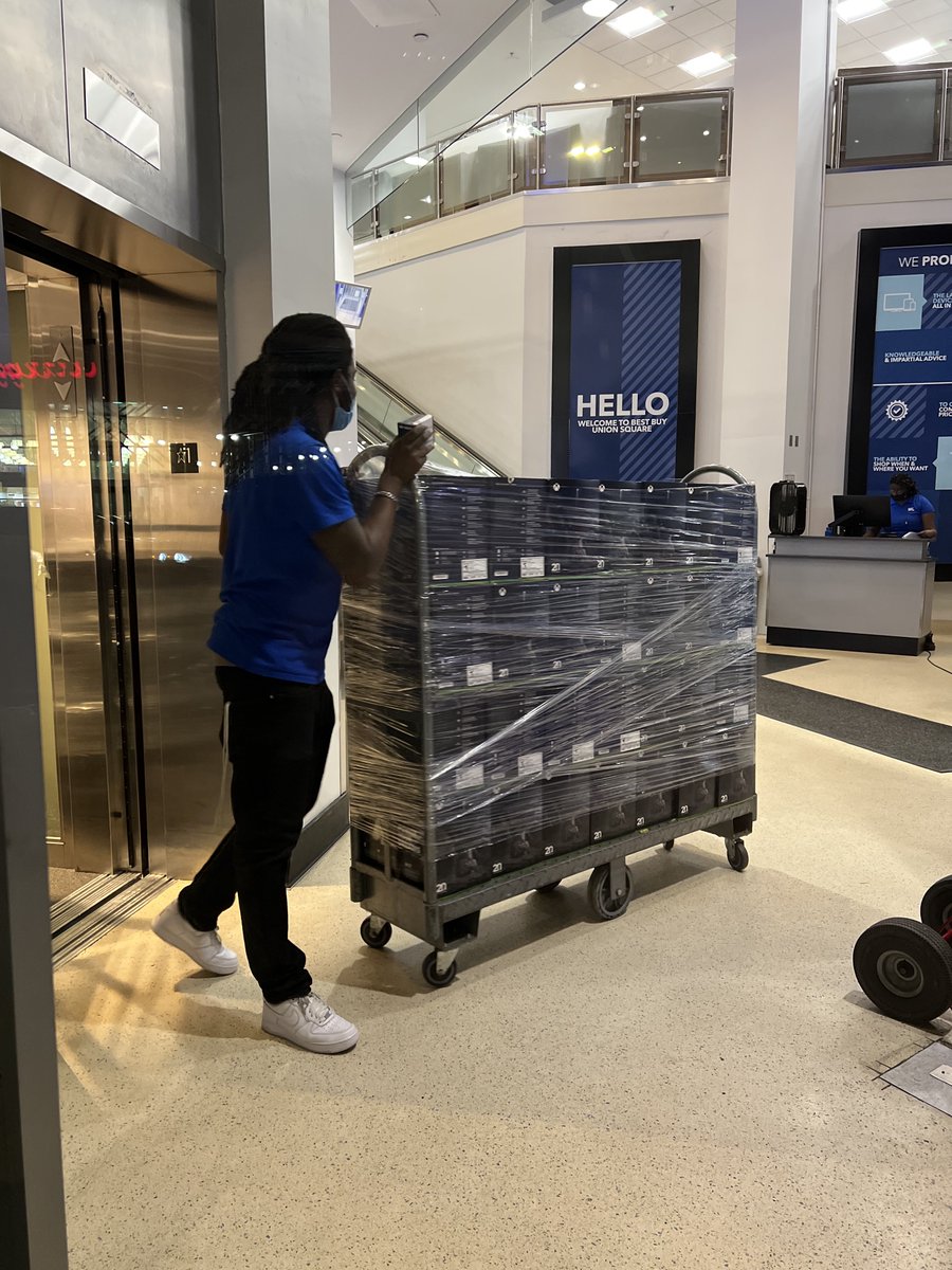 mattswider's tweet photo. 🙌 OFFICIAL: [See pics] These are the Halo Xbox Series X consoles you're looking for. I counted: 84 @ Best Buy NYC (28 x 3 dollys)

Others
1. Amazon (unknown time, no pre-orders yet)
https://t.co/EBhtRwscKX

2. Antonline (unknown time, no pre-orders yet)
no page yet

Stay tuned! https://t.co/znws6KO4E1