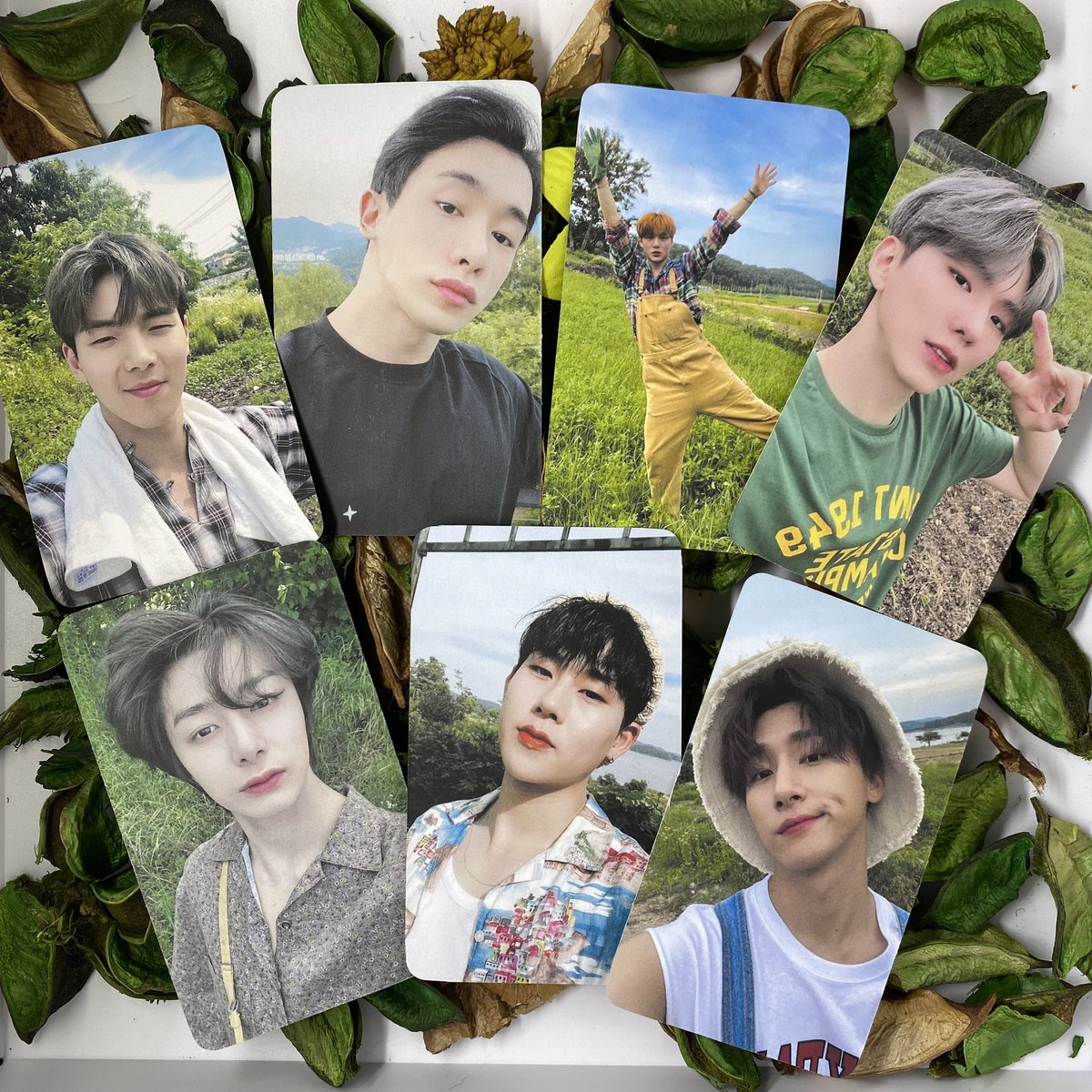 kyu_oala's tweet photo. hi sg mbbs!! please help me to clear my fanpack for mxflowerfield event 🤧 

$5 mailed 
includes 1 keyring + 6 photocards 

do help to rt!! int mbbs do dm me 🥰 https://t.co/wxbya8deX0