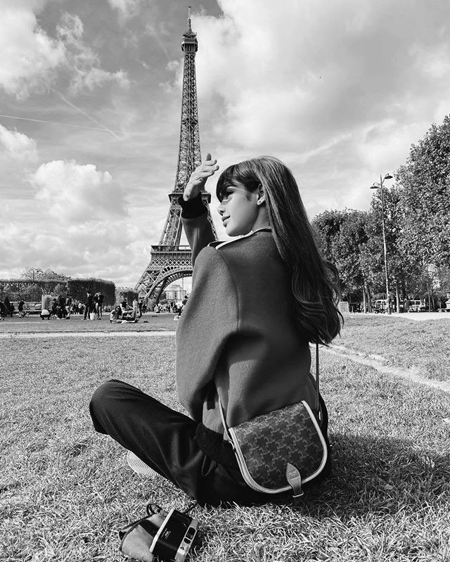 ii_mrhykm's tweet image. Shadow | Jenlisa OneShot

It&apos;s like I&apos;m her shadow,
I&apos;m always behind,
Always forgotten,
Always darker.