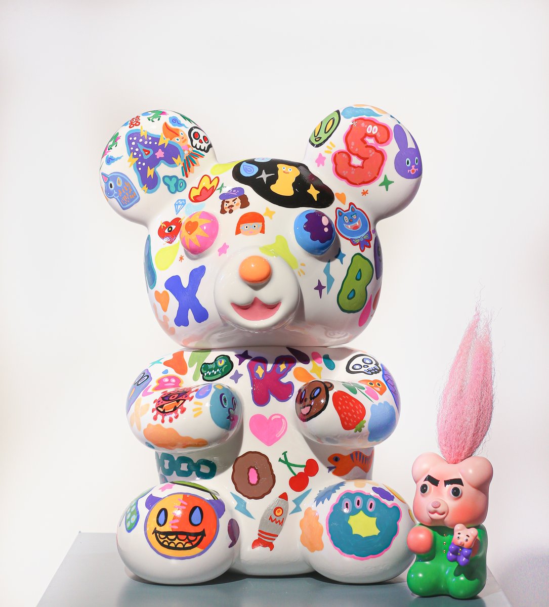 streamsart's tweet photo. この展覧会では20名以上の地元のアーティストを招き、Hugger Fukuを原型にしたカスタム作品を制作しました。
DCITM個展「Hugger Fuku Town」
会期:2021年1月29日〜2月28日
会場:STREAMS香港ギャラリー
#streamsgallery #painting #arttoys #contemporaryart #ソフビ #designertoys #現代美術 #DCITM https://t.co/CogDcLw8JZ
