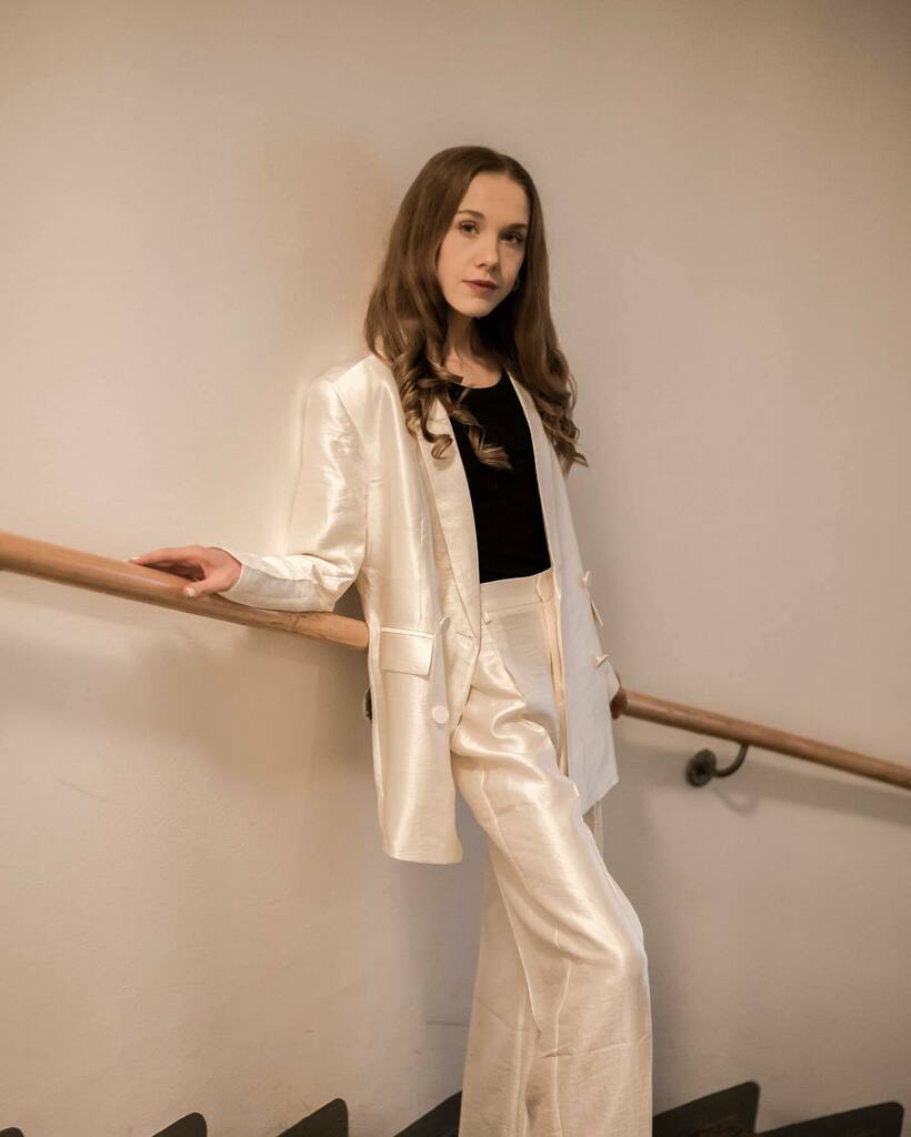 pinja_k's tweet photo. Ad: @ginatricot || The festive season is here and this suit might just be the perfect look for it 🤍✨
Wearing:
• Nana blazer in Egret
• Nana trousers in Egret
#ginatricot #ginamyway #womenssuits #festivefashion #festiveoutfit #andsave #fashionbaw #… https://t.co/RIHq92xbz8 https://t.co/ebDgsiffco