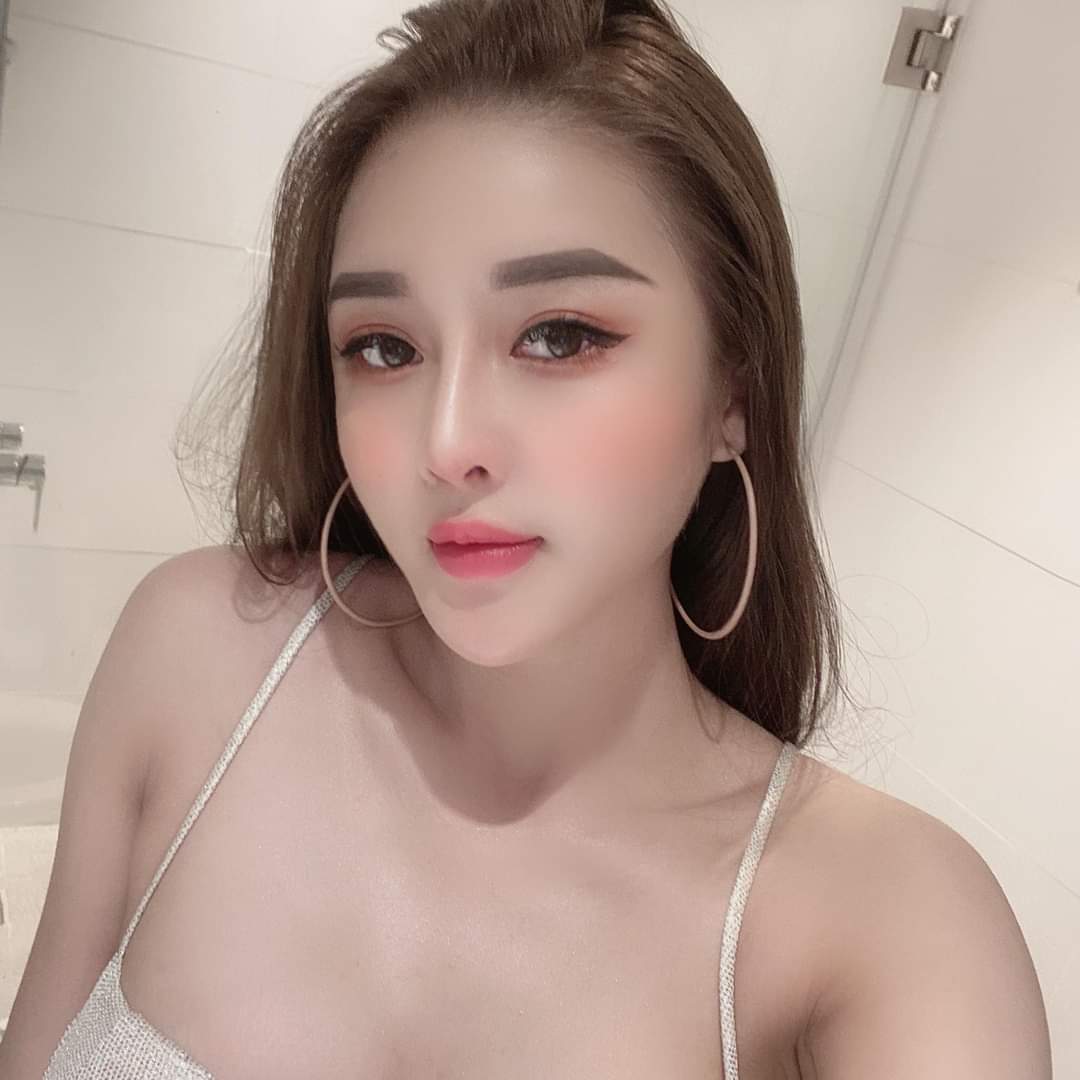 catlinh1996's tweet photo. Ngoài kia trời đổ mưa giông
Giờ anh có nhớ em không?
#boxgirl #love #thinh https://t.co/oXHrNiSQI3