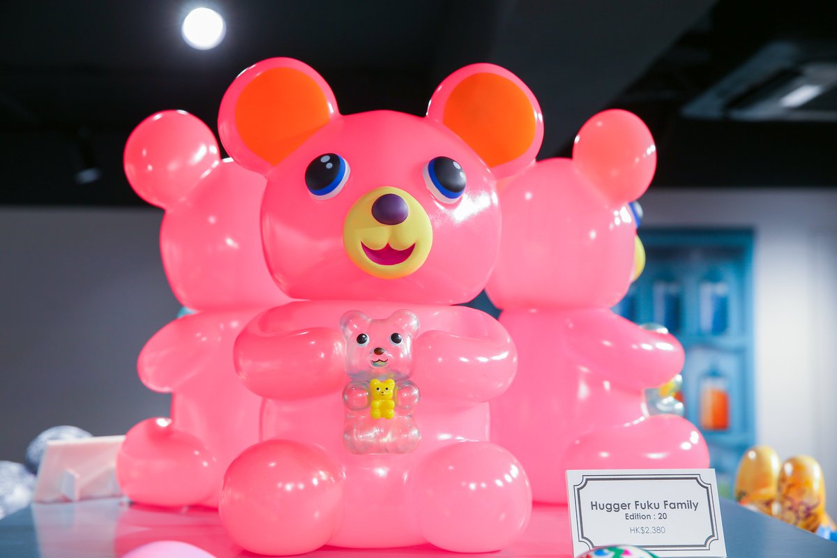 streamsart's tweet photo. STREAMSとDCITMは長い間計画されていた巨大な Hugger Fuku Familyを発表しました。身長42cmのHugger Fuku FamilyはDCITM 2020香港個展に配置され、訪問者に非常に衝撃的な視覚体験をもたらしました。
#streamsgallery #painting #arttoys #contemporaryart #ソフビ #designertoys #現代美術 #DCITM https://t.co/bSaqWCeSaC