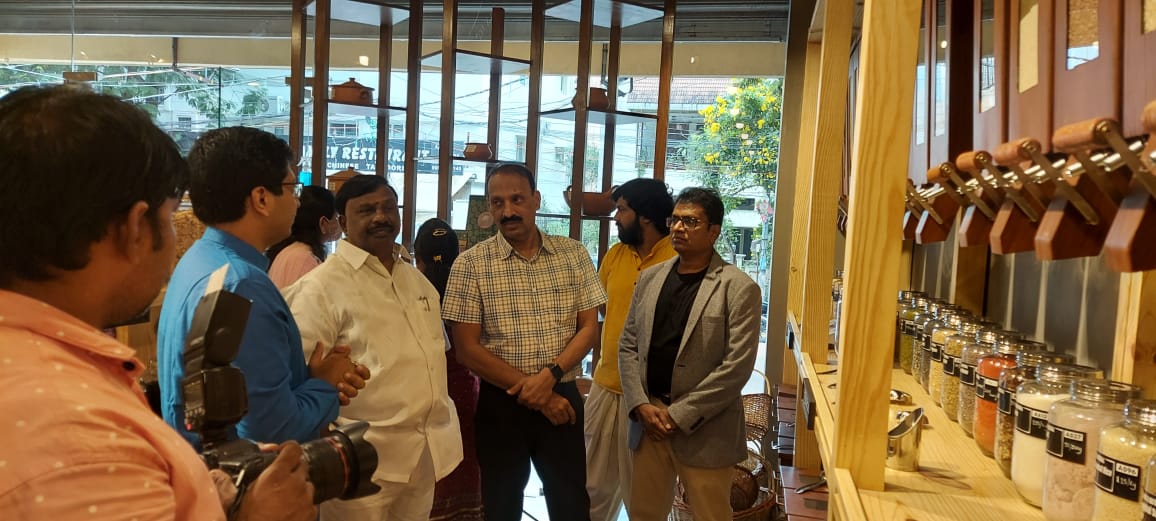 amaravadiln's tweet photo. Telangana State #AryaVysyaMahasabha President, Telangana State Industries Development Corporation (#TSIDC) Chairman Amaravadi Laxminarayana garu attended as a chief guest to the store opening of "Adrish" at Secunderabad.
#AryaVysya #AmaravadiLaxminarayana #AmaravadiLN https://t.co/ua8GlPs6eD
