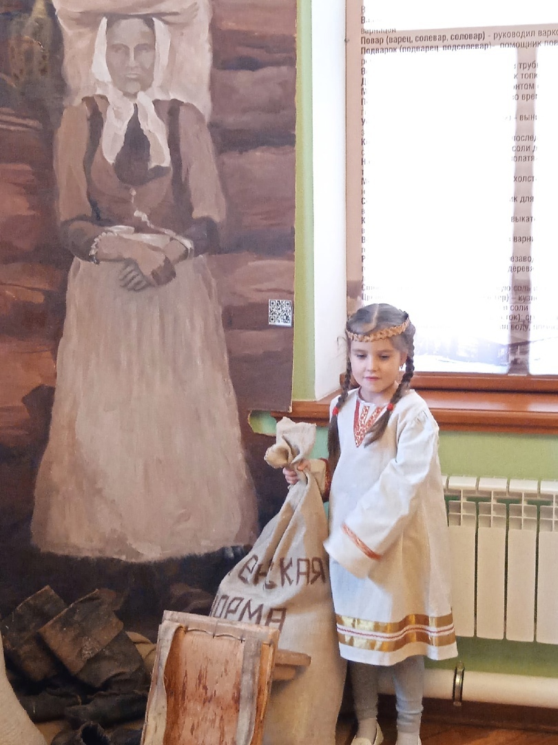 Сегодня у нас не обычные гости, а маленькие актеры!
Они сняли видеоэкскурсию для своих друзей из детского сада "Мишка". Как настоящие экскурсоводы Ясна и Максим рассказывали, как в древности наши предки добывали рассол, выпаривали из него соль и в тяжелых мешках носили в амбары.