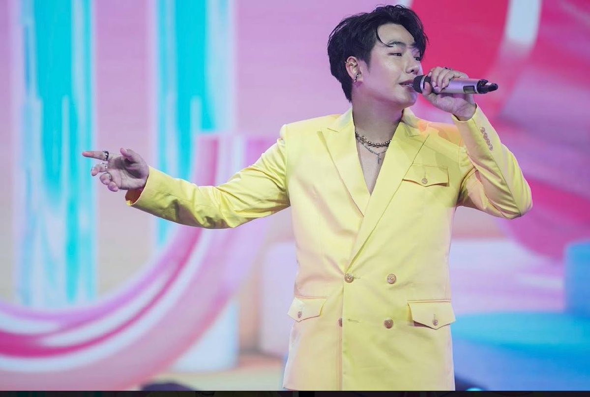 laysthailand's tweet photo. หล่อขนาดนี้ เอาอะไรมาเหมือนเลย์แฟมิลี่แพ็ค😍
#มันดีเลยLiveInFunderland 
#เป๊กผลิตโชค https://t.co/7LVlrXoeFK