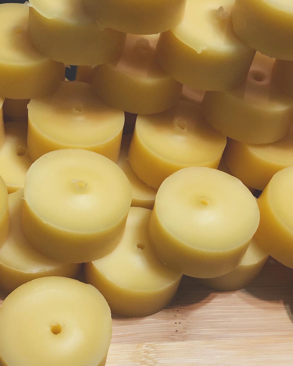 sweetpurehoney's tweet photo. Fresh beeswax tea lights pulled from their molds. When the candles are warm they are very soft and sticky! Smells like honey heaven. #beeswaxcandles #freshpour #smallbatch #beefarm #beekeeper #honeycandles https://t.co/jom5BlvjvV