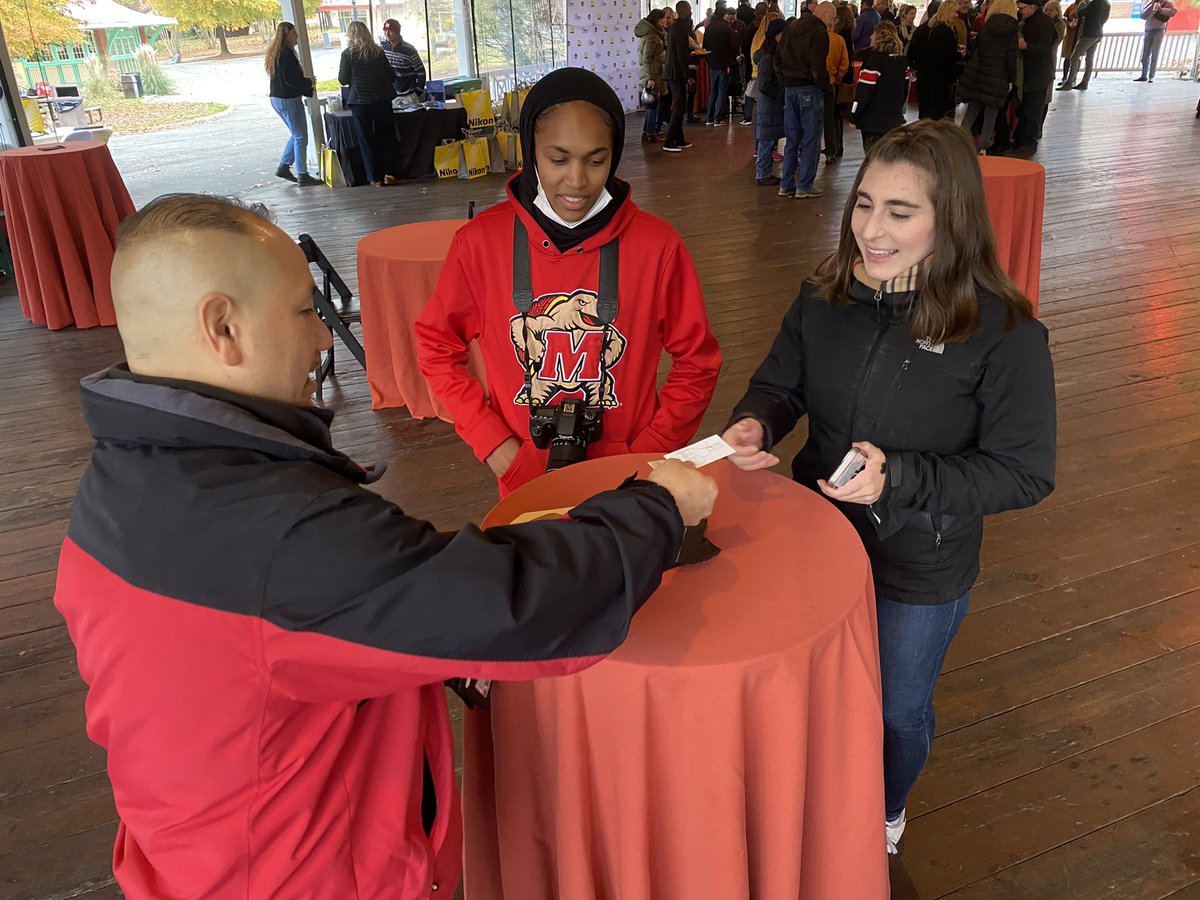 BethanysStories's tweet photo. . @whnpa’s biggest event of the year is usually a black tie gala @RitzCarlton. After ‘20 and ‘21 were canceled @whitneyshefte and team got creative. As always, @UofMaryland @merrillcollege @vfstories @UMDNPPA #SwainDomain volunteered and the photo community reunion was 💯 #j262b https://t.co/gc0SWxxnrH