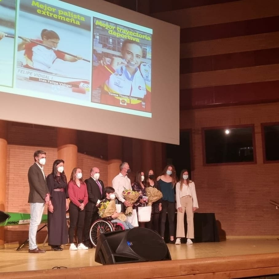 piraguismoextre's tweet photo. Fue muy emocionante poder reencontrarnos el sábado en la Gala 2020/21 y volver a reunir a toda la familia del piragüismo extremeño para celebrar los resultados de estas 2 últimas temporadas.
Agradecer a las autoridades, clubes, palistas, familiares y amig@s que nos han acompañado https://t.co/QrP06ePrDh