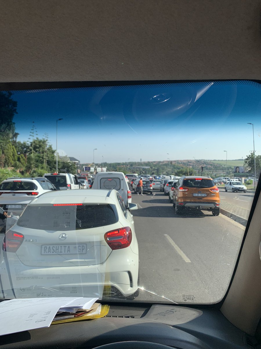 tlangiinc's tweet photo. @TrafficSA It took me 40 minutes to get out of Midrand - Olifantsfontein Rd robots not working, motorists blocked it. https://t.co/czdtC1ETsZ