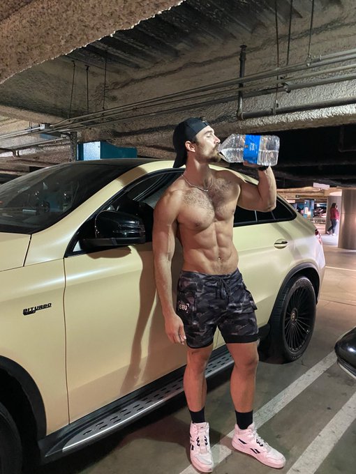 I stay hydrated https://t.co/EYw5Q8HC44