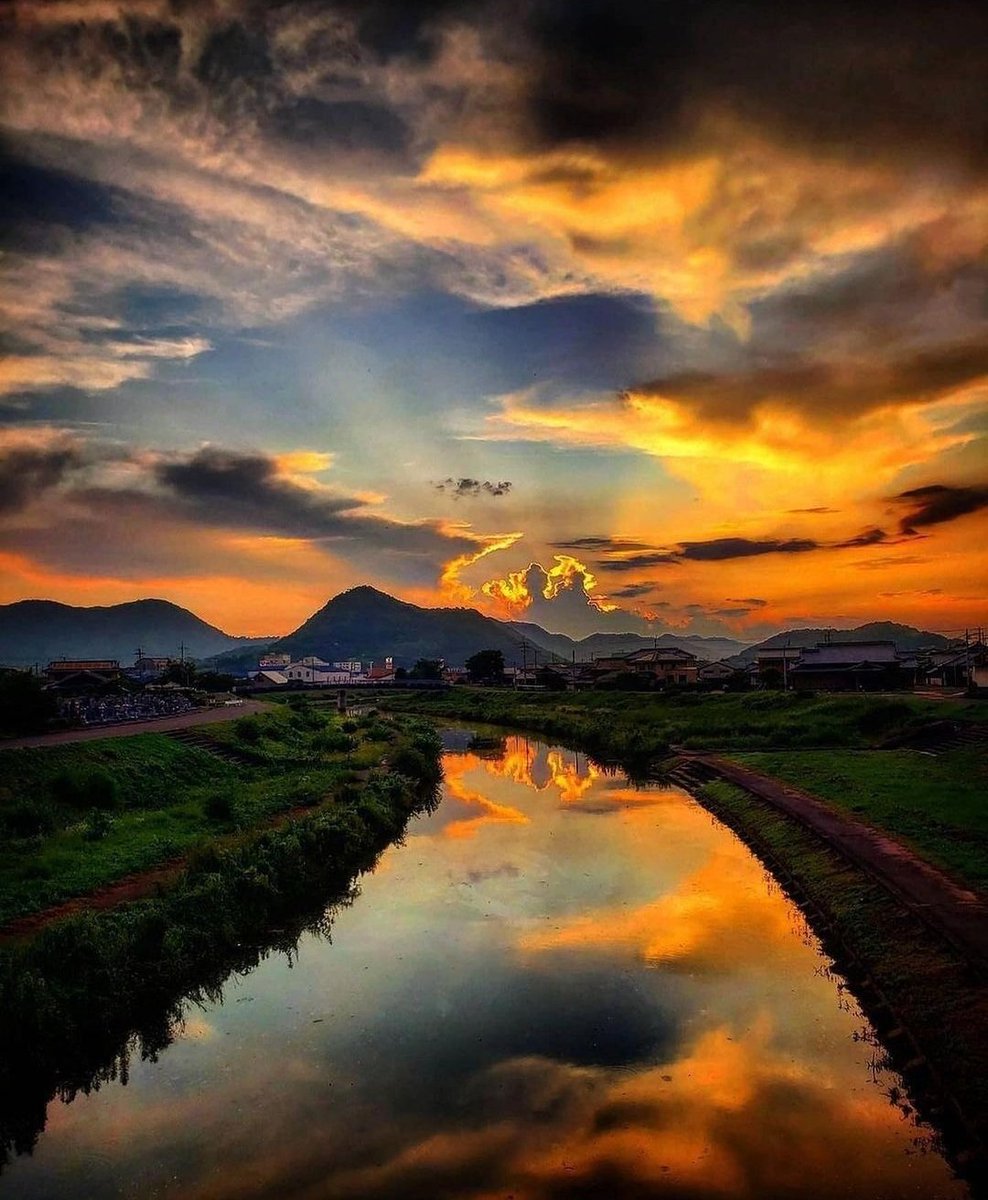 Lady021ll's tweet photo. #one_more #beautiful_sunset #river https://t.co/UW86zrrDJo