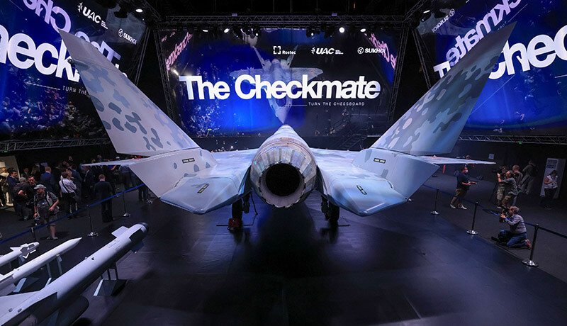 ALarigaudrieBFM's tweet photo. Pas mal, le Sukhoi 57 présenté au #DubaiAirshow. Un peu inspiré du projet Boeing F32 je trouve, @Demibainliquide ? J'adore le nom "Checkmate"... Il serait parfait dans l'#Electrosphere https://t.co/v3cV7yKsTj