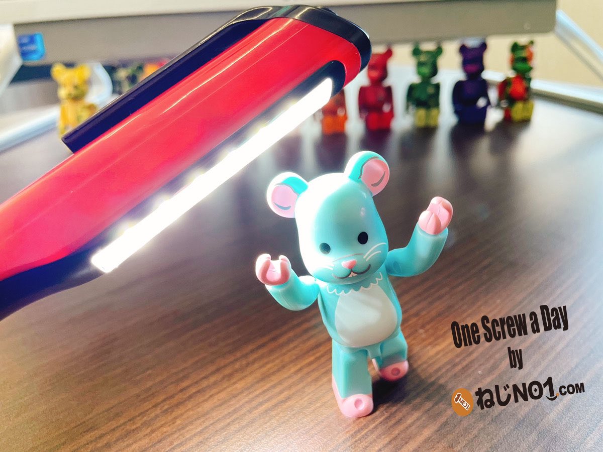 Nejimani1524's tweet photo. 【1日1ねじ】No.351
来年の会社のお年賀はタオルじゃなくてLEDライト💡

#ねじ #ネジ  #子年 #ソラマチ限定 #ledライト #bearbrick #ベアブリック #medicomtoy #メディコムトイ #figure #toy #cute #1日1ねじ https://t.co/XiGOnc2TLu