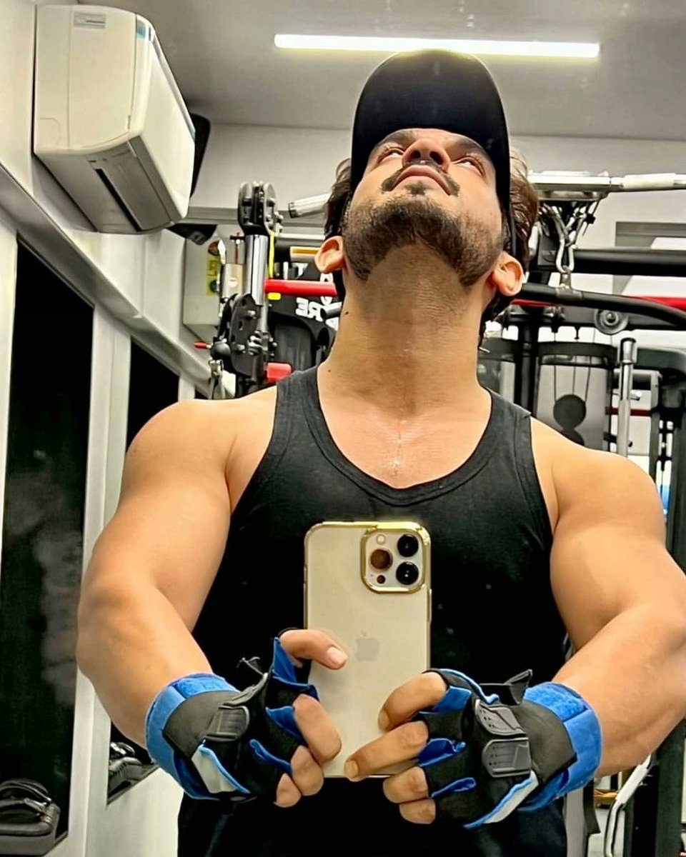 Well, here's #arjunbijlani's gymfie to motivate you to hit the gym rn!🏋️ . . . #arjunbijlani #celebrity #nirogdarpan #gymmotivation #bodygoals #fitnessclub #mondaymood