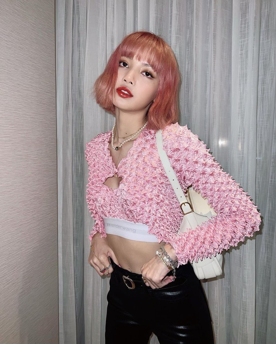 LISANATIONS_'s tweet photo. Lisa was declared the winner of the Female K-pop Idol Of The The Year Award (Queen Of K-pop) in the Global Nubia Awards (GNAs) 2021 event, which was held last night! Congratulations #LISA✨ https://t.co/BOhSYSGfOI
