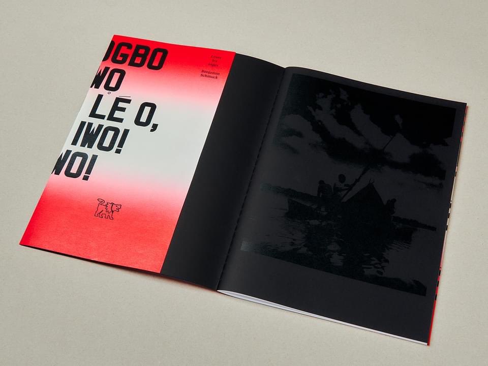 FranciscopolisE's tweet photo. Fier d’avoir participé à ce projet LEVER LES SAGES de @benjaminschmuck @entorse.editions
230 x 320 mm, 64 pages
Photographies : Benjamin Schmuck
Peintures : Augustin Sanou
Design : Helmo  /numérique : Stipa
Offset &amp; sérigraphie : Yann Owens
Reliure : Hélène Pitassi
200 ex https://t.co/2I1Ys4Lmhc