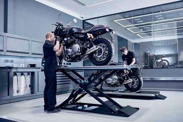 FactoryNOW_'s tweet photo. NEW IMAGES: This is Norton's new multi-million pound factory and global HQ in Solihull. The historic British marque's 73,000 sq ft production facility is capable of building 8,000 motorcycles a year. https://t.co/aE8UBdeddc #UKmfg🇬🇧 https://t.co/hiO6etCB0T