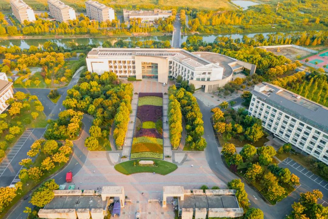 When the sweet-scented osmanthus fragrance fills the campus，every ZJNUer falls in love with the golden ZJNU.#studyinchina #StudyatZJNU