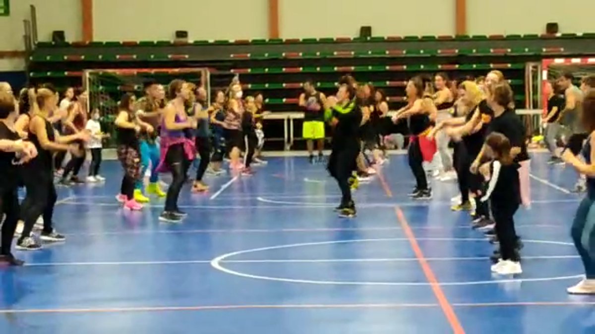 VOLUMONT's tweet photo. Aquest dissabte passat 13/11/21,  una setantena de persones han pugut participar a la master class de zumba per la Palma, al Sorralet. Gràcies a totes @83ursula, @VOLUMONT Montornes i les persones que han aportat el seu granet de sorra. https://t.co/vkqdeHpx22