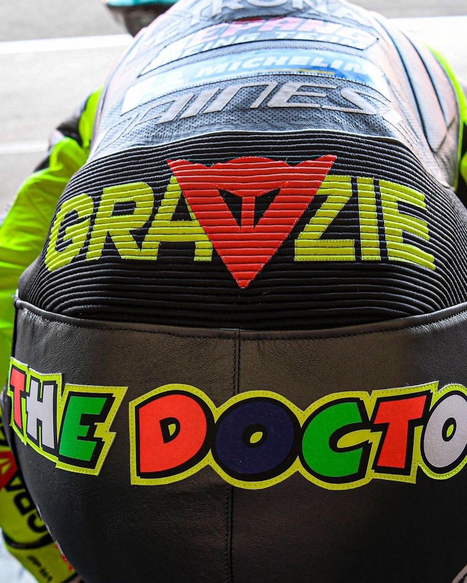 MauroCasinghini's tweet photo. Grazie a te @ValeYellow46 ! Ci hai fatto vivere anni di gioie e di apprensioni. Ed ora ci regali ancora un futuro insieme alla tua simpatia. Bravo Dottore, sei un esempio da seguire!
#GrazieVale #chespettacolo # https://t.co/gVKQ6Cm7d8