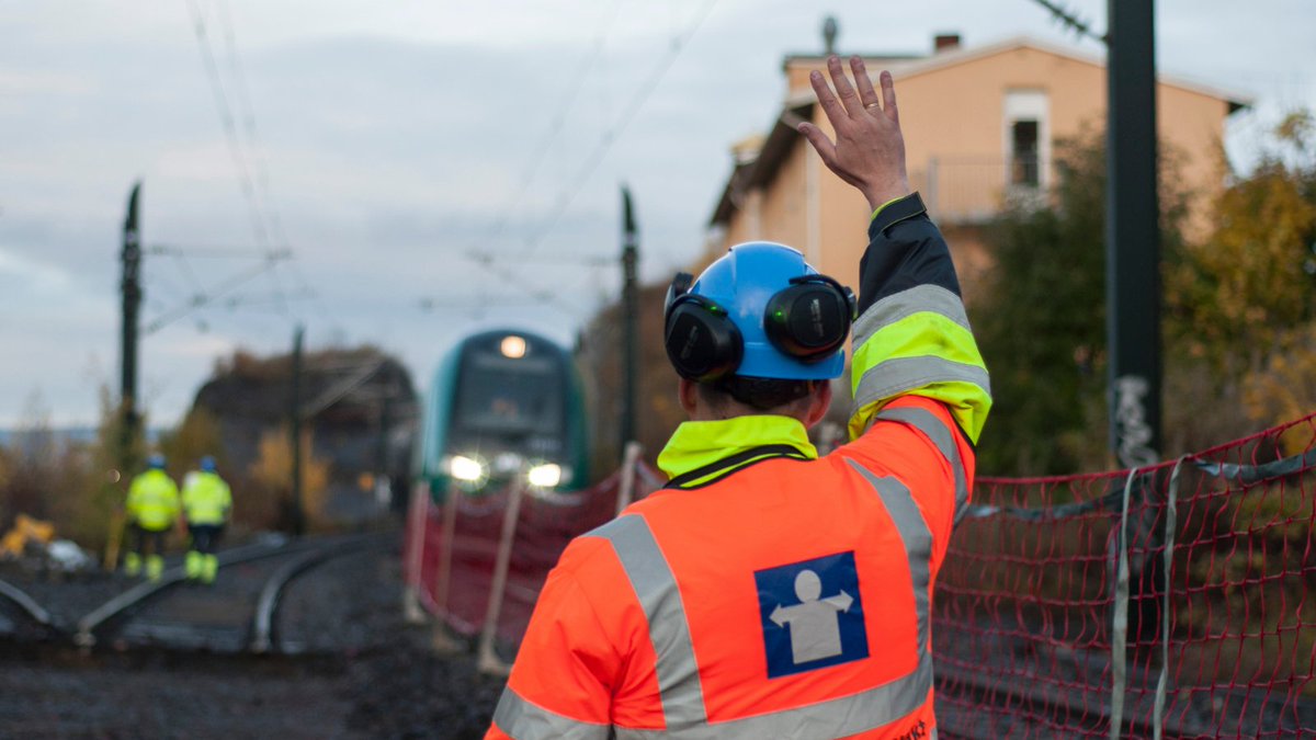 Vi innfører en ny ordning for sikkerhetsvakter som jobber med jernbanen. Hensikten er å bedre sikkerheten og arbeidsmiljøet, og unngå brudd på regelverk. Les mer  👉bit.ly/3Fh0zNR  #banenor #jernbane