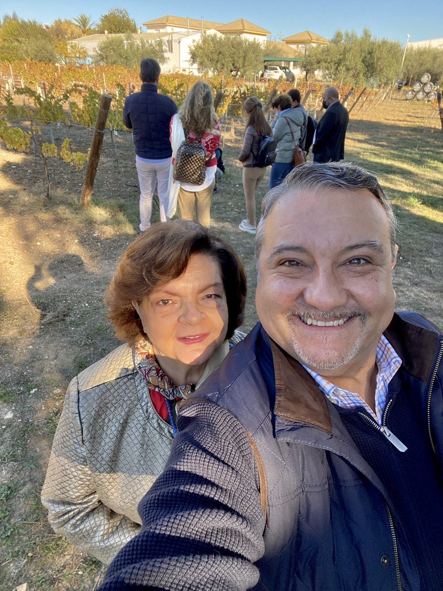Nacho_Sandoval's tweet photo. Segundo día en @califatogourmet #CalifatoGourmet2021 Nos acercamos a conocer @bodegasrobles @vinosdomm 
Desde 1927 elaborando vinos, y desde hace 14 años con toda una gama en #ecológico #sostenible Muy buenos el #brut #oloreoso y su #vermut #VRMT en sintonía con @Pacomoraleschef https://t.co/q6D6dojYfS