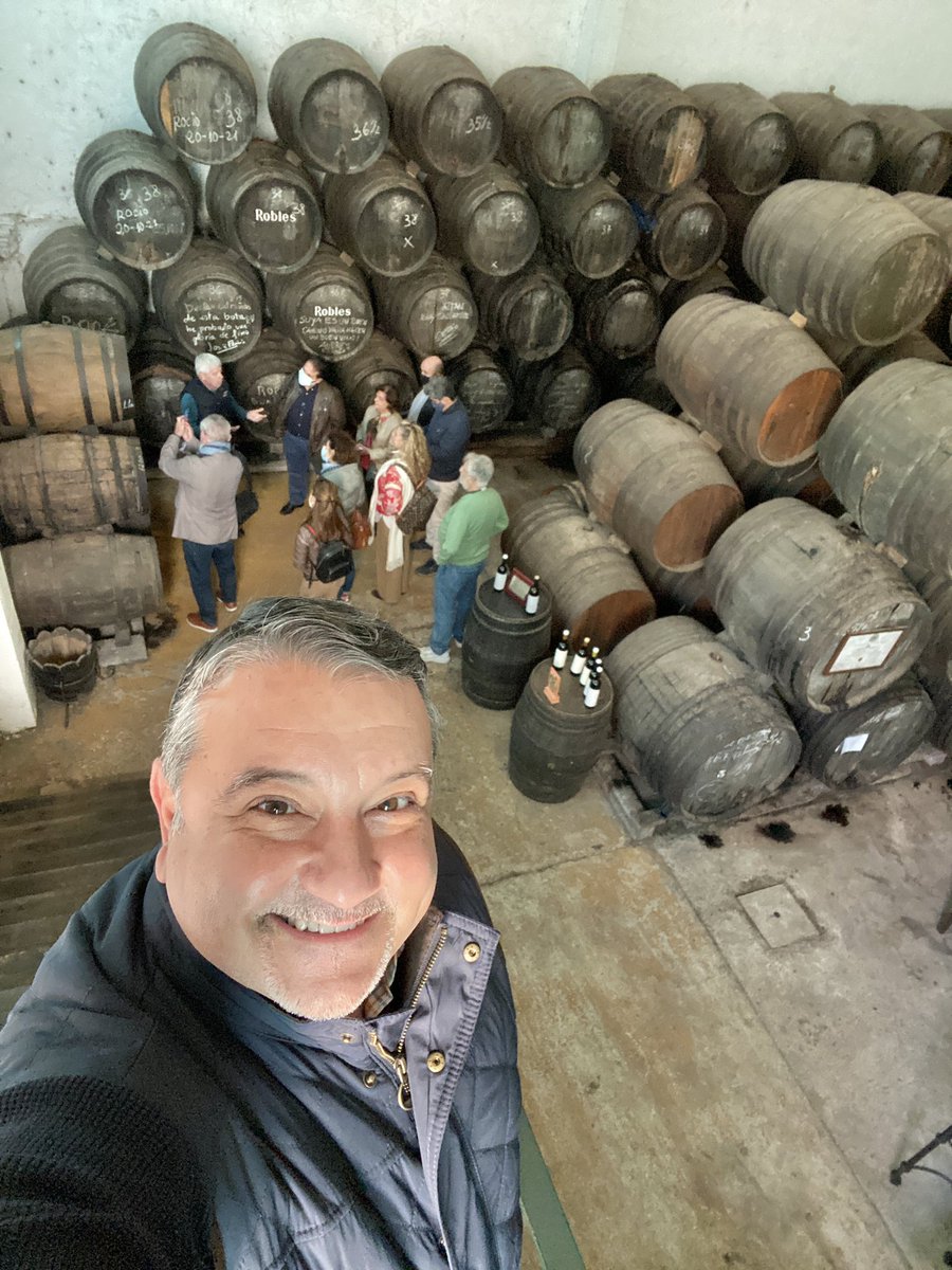 Nacho_Sandoval's tweet photo. Segundo día en @califatogourmet #CalifatoGourmet2021 Nos acercamos a conocer @bodegasrobles @vinosdomm 
Desde 1927 elaborando vinos, y desde hace 14 años con toda una gama en #ecológico #sostenible Muy buenos el #brut #oloreoso y su #vermut #VRMT en sintonía con @Pacomoraleschef https://t.co/q6D6dojYfS