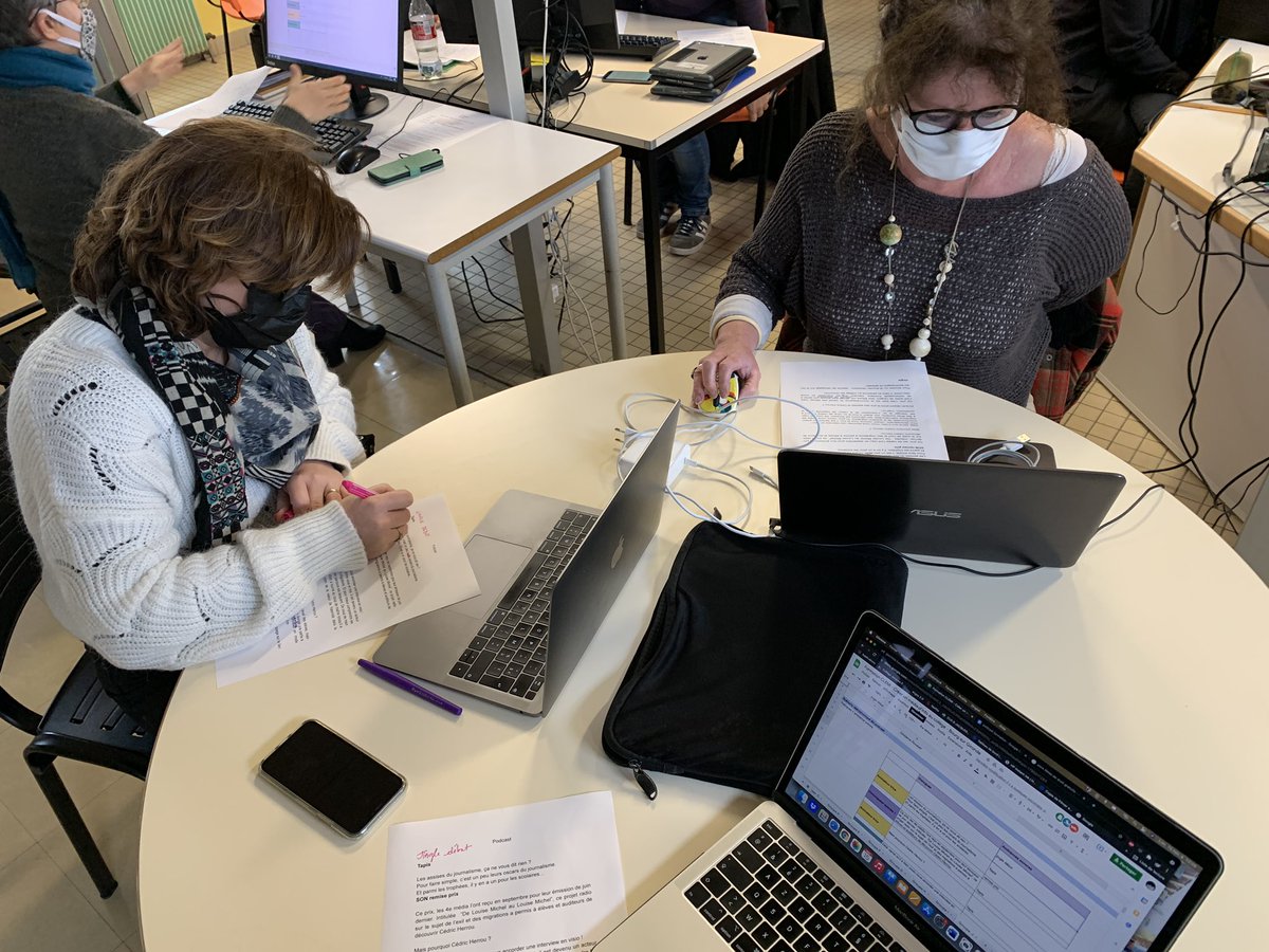 MediaPrevert's tweet photo. Ce lundi, 28 enseignants et personnels de direction du @clgjprevert33 et du collège Vauban de Blaye se forment à la web radio avec @BlandineSchmidt et Eric Bonneau du  @clemibordeaux. Vivement l’inauguration du studio media ! @ccileERIONALUOB @doris_chambon @AmelieFaust @madamep1 https://t.co/RR9pS9EjkH