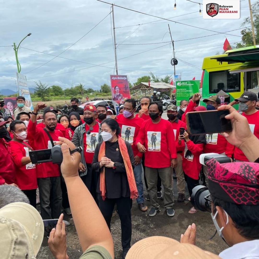 RPMJatim's tweet photo. Puan Maharani mengunjungi kawasan Kampung Mandar, Pantai Boom Marina, Banyuwangi, Jatim. Setibanya, Puan disambut oleh relawan Puan Maharani Banyuwangi. Pada kesempatan itu Puan menyapa dan berdialog dengan para relawan.

#PuanMaharani #KetuaDPR #RelawanPuanMaharani #Banyuwangi https://t.co/WVM1WkAjA9
