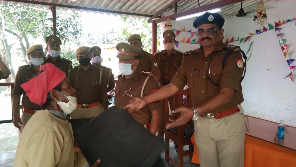 maharajganjpol's tweet photo. पुलिस अधीक्षक महराजगंज श्री प्रदीप गुप्ता द्वारा थाना नौतनवा पर ग्राम प्रहरी/चौकीदारों को कंबल वितरित किया गया ।
#UPPolice 
#UPPCares https://t.co/2C5SmHVXYL