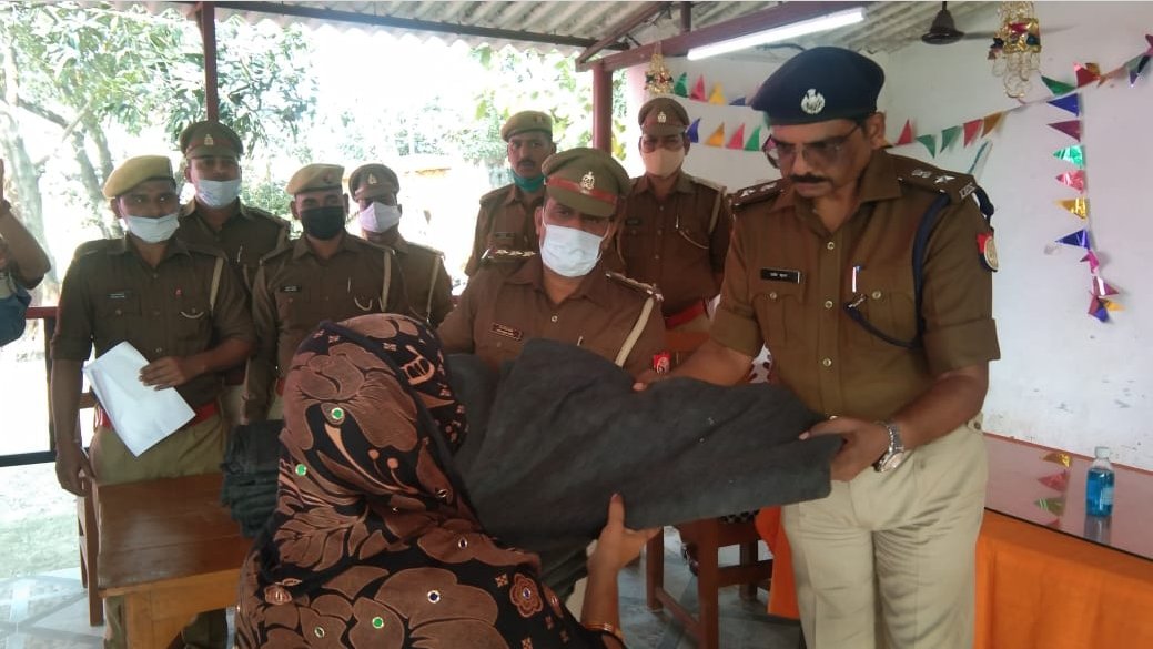 maharajganjpol's tweet photo. पुलिस अधीक्षक महराजगंज श्री प्रदीप गुप्ता द्वारा थाना नौतनवा पर ग्राम प्रहरी/चौकीदारों को कंबल वितरित किया गया ।
#UPPolice 
#UPPCares https://t.co/2C5SmHVXYL