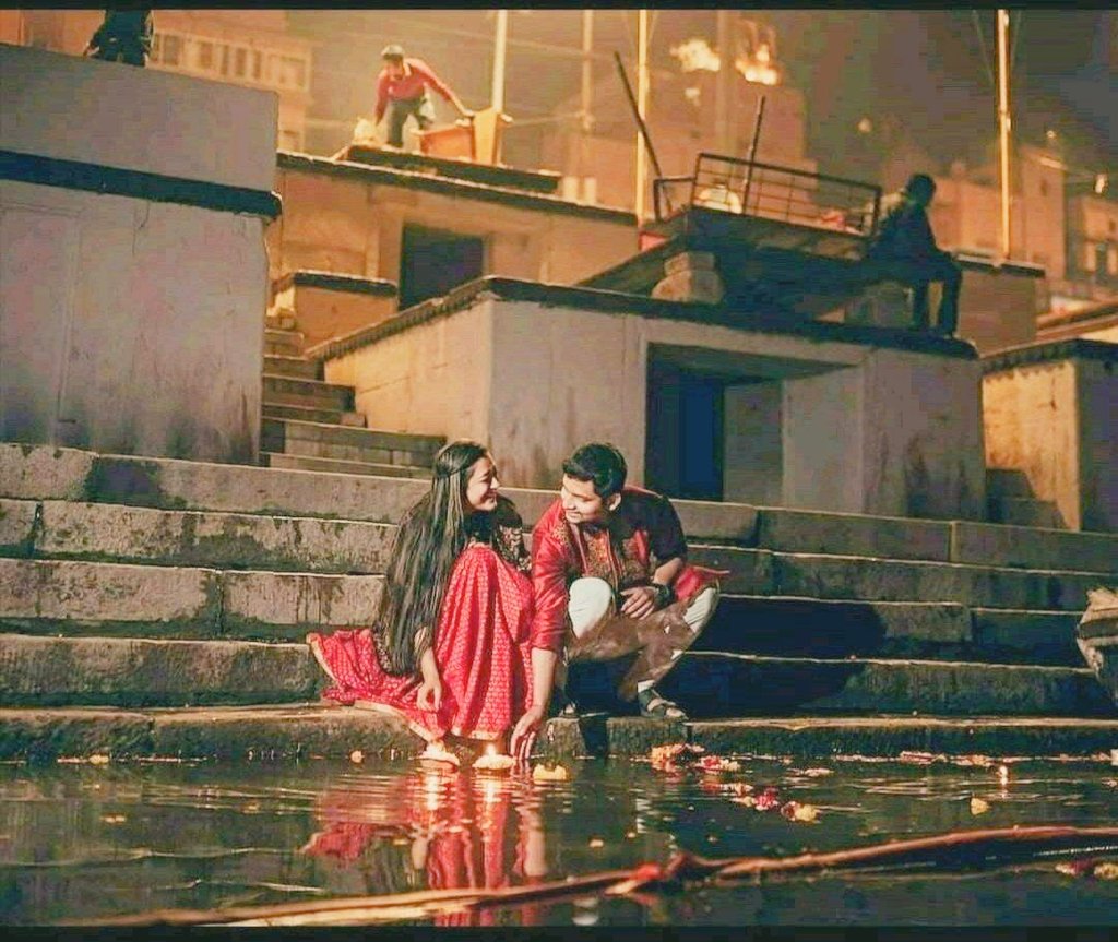 मै थोड़ी सी बेबाक हूँ, तुम सधे हुए संवाद हो,
मै यूनिवर्सिटी की चाय सी,तुम पूजा का प्रसाद हो
मै इश्क बनारस सा, तुम तीरथ प्रयागराज हो।।
🍃🍃शुभ संध्या🍃🍃