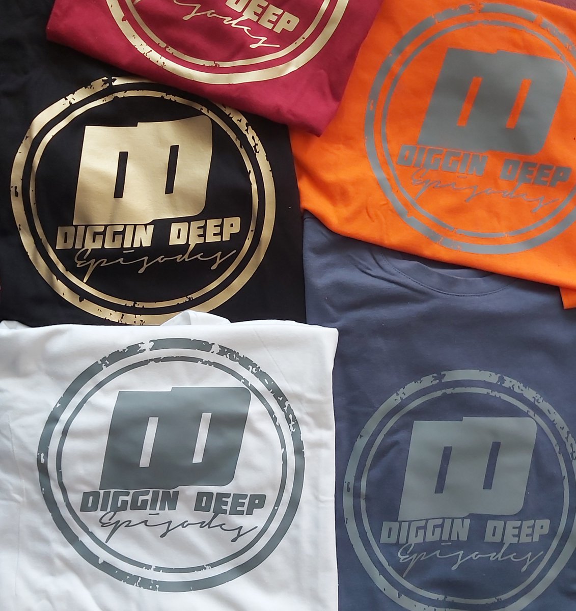 Mista_Smash's tweet photo. Just got delivery of the Diggin Deep Merch. Sizes avail atm. S, M Gold prints for the Queens (ladies cut). 

Avail colours as below. limited quantities
DM if you are interested

#diggindeepepisodes 
#twitterfordeepandsoulfulhouse https://t.co/ixVb74Nqy6