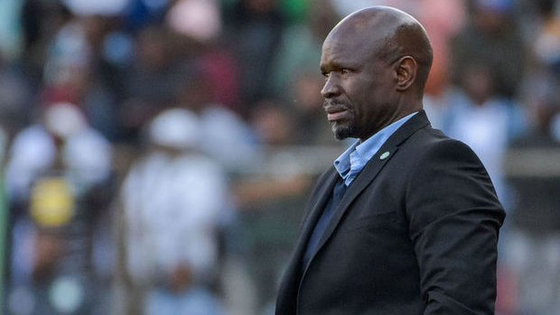 BigWordKomphela's tweet photo. Am I surprised Gavin Hunt is on suspension at Chippa?

Look Rob, the plane is still flying to its destination &amp; should arrive on time. But when one parachute is missing, the passengers should be made aware they may not arrive with the pilot.

I hope you understand😉
@robertmarawa https://t.co/zmrN14A95t