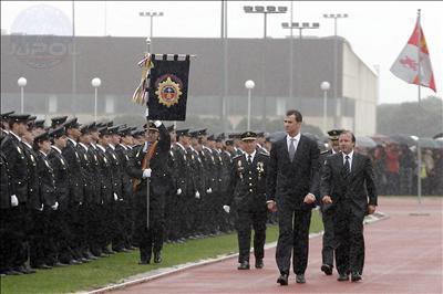 JupolNacional's tweet photo. 11/10/2006 Felipe presidió la Jura de la Promoción de E.B. XXB en #Ávila

Cayó un tremendo aguacero, las “autoridades” se protegían... El ahora Rey Felipe VI no utilizó paraguas, “si estos hombres y mujeres se mojan, yo también”

#VivaElREY

#27NMadrid #NoALaInseguridadCiudadana https://t.co/fHRvsDuctA