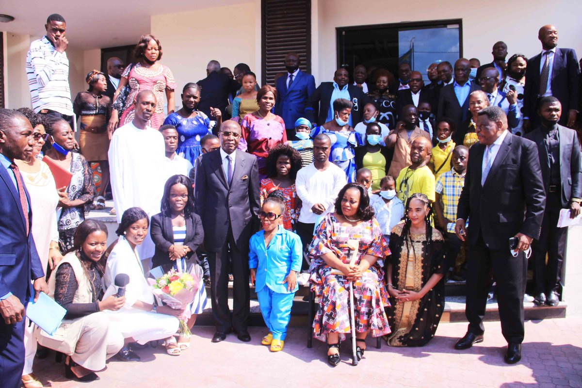 Chers amis, chers frères et sœurs, chers compatriotes,... les Personnes de petite taille se sentent fortes lorsqu'elles sont accompagnées de vous (et parmi vous)... <a href="/SembulaG/">Sembula Kamba Gloria Mariah</a>  @MinAffSocPVH <a href="/Presidence_RDC/">Présidence RDC 🇨🇩</a> <a href="/MinSanteRDC/">Ministère de la Santé RDC</a>