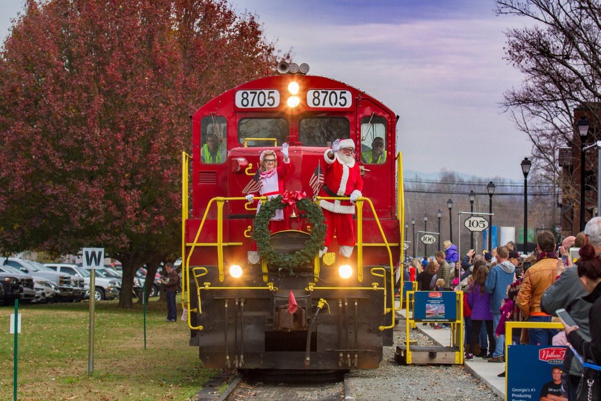 GA_MTN_CABINS's tweet photo. A new list is out with the top Christmas towns in America, and Blue Ridge came in at #2! We're proud of our holly jolly city! 🎅🎄

Check out the list here: https://t.co/Ub3QQTxQfM

#blueridgega #proud #christmas #vacation #holidays #topranked #placestovisit #hollyjolly https://t.co/Xrk9DR6f71