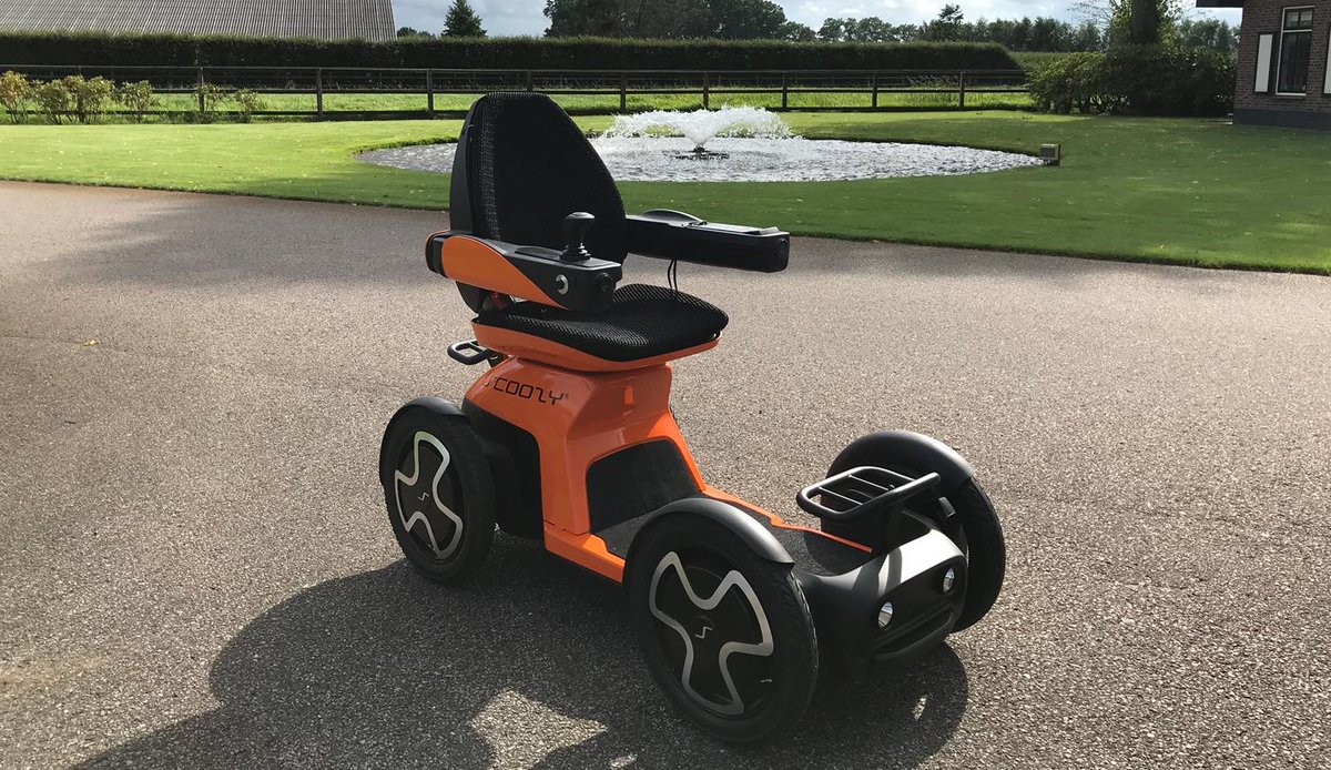 scoozy's tweet photo. @m_wijffelsAD Wij bieden @VanGaalOfficial  graag deze #oranje @scoozy aan voor de wedstrijd! Wie kan ons in contact brengen met hem? https://t.co/g4vdR2Yb3I