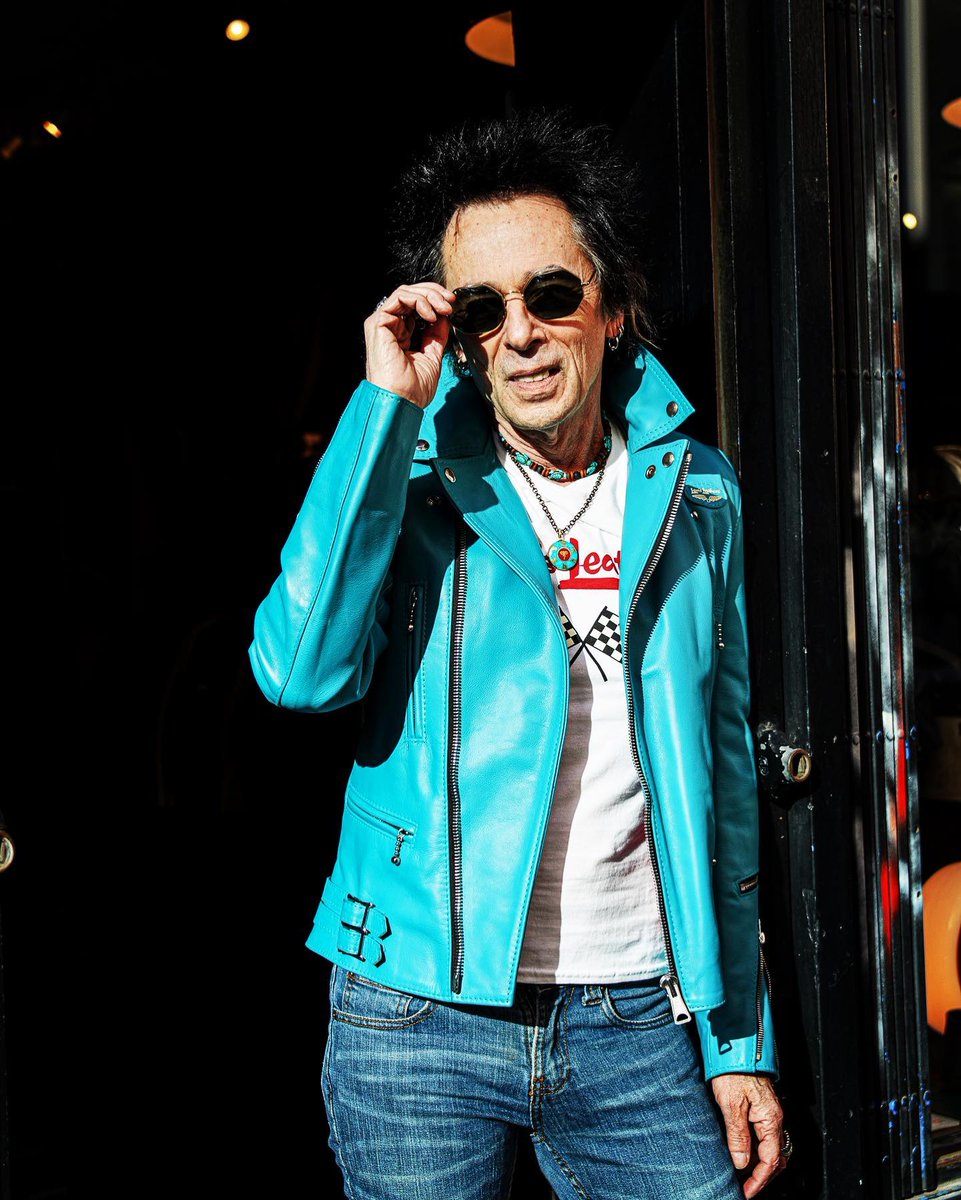 LewisLeathers's tweet photo. Earl Slick popped by recently to collect his new 391T Lightning jacket, sadly his UK tour was cancelled at short notice due to illness, get well soon Earl!
@real_earl_slick #lewisleathers 391TLightning #Turquoise #Horseleather #391Lightning https://t.co/q0a8vsIGF2