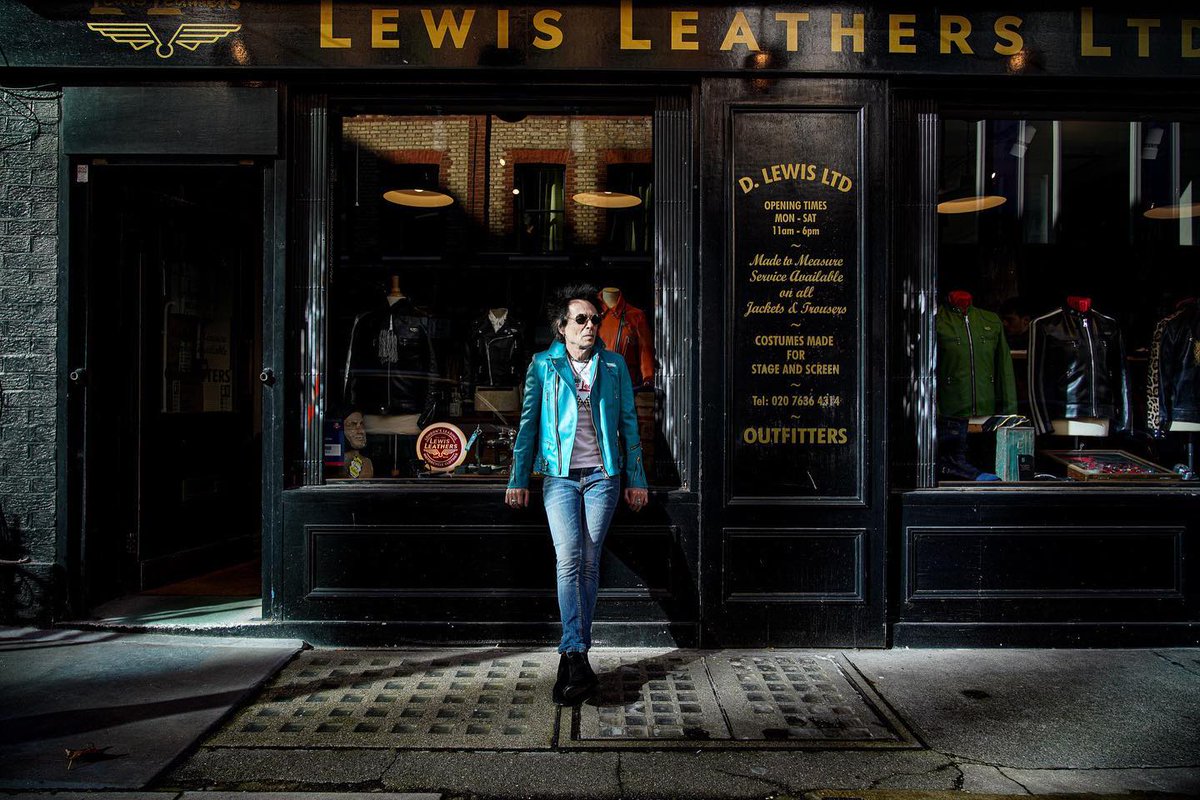 LewisLeathers's tweet photo. Earl Slick popped by recently to collect his new 391T Lightning jacket, sadly his UK tour was cancelled at short notice due to illness, get well soon Earl!
@real_earl_slick #lewisleathers 391TLightning #Turquoise #Horseleather #391Lightning https://t.co/q0a8vsIGF2