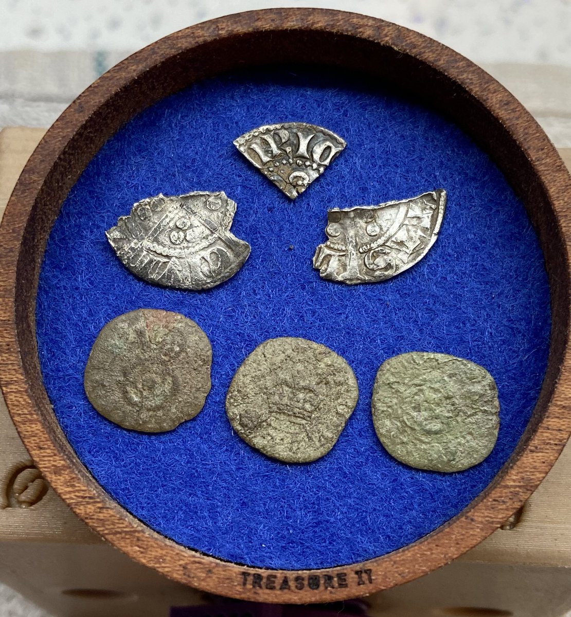 HappiDave1973's tweet photo. Nice selection of finds from Soil Searchers dig in Oxfordshire yesterday https://t.co/X4pdMqF15R