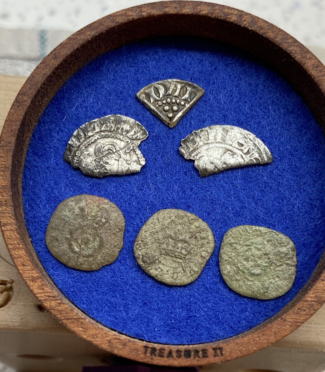 HappiDave1973's tweet photo. Nice selection of finds from Soil Searchers dig in Oxfordshire yesterday https://t.co/X4pdMqF15R