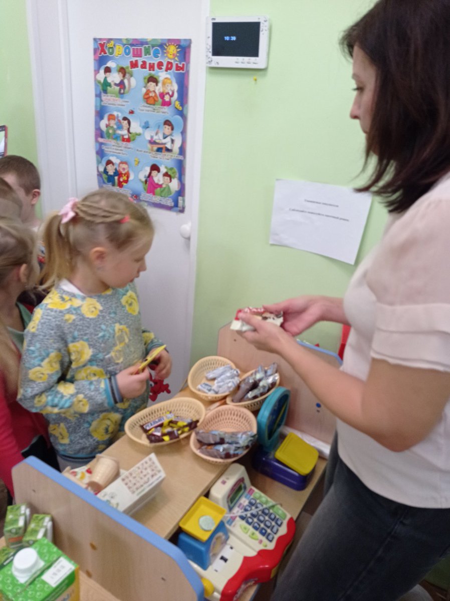 Через денежный портал попали в страну Финансию, узнали из чего состоит бюджет, рассмотрели деньги и с удовольствием их потратили. Вот такое замечательное и насыщенное занятие прошло в подготовительной группе